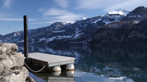 Floß-In-Einer-Wunderschönen-Berglandschaft-In-Der-Schweiz
