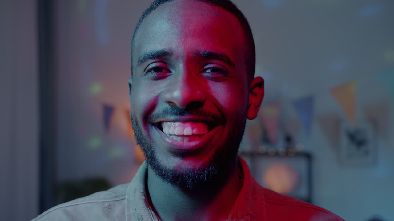 Uomo sorridente alla luce al neon