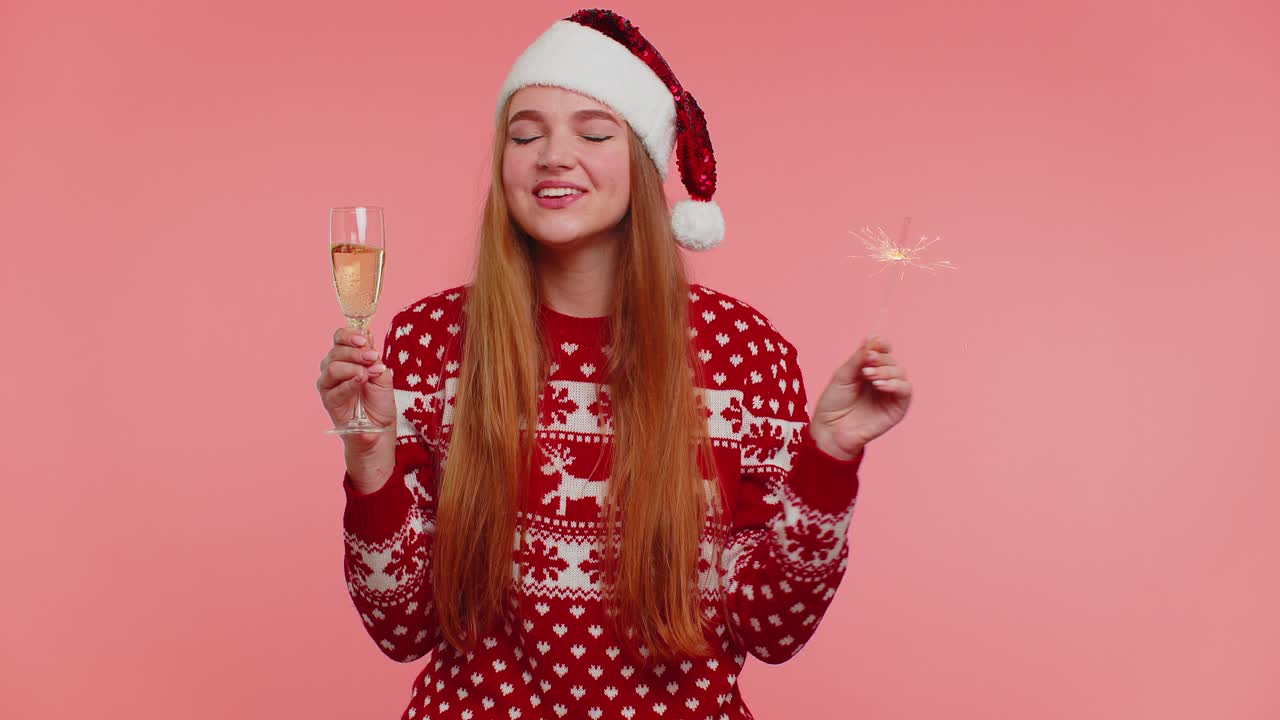 크리스마스 산타 스웨터 춤을 추는 사랑스러운 소녀  ⁇ 갈 반 ⁇ 이는 불꽃놀이와  ⁇ 페인 잔