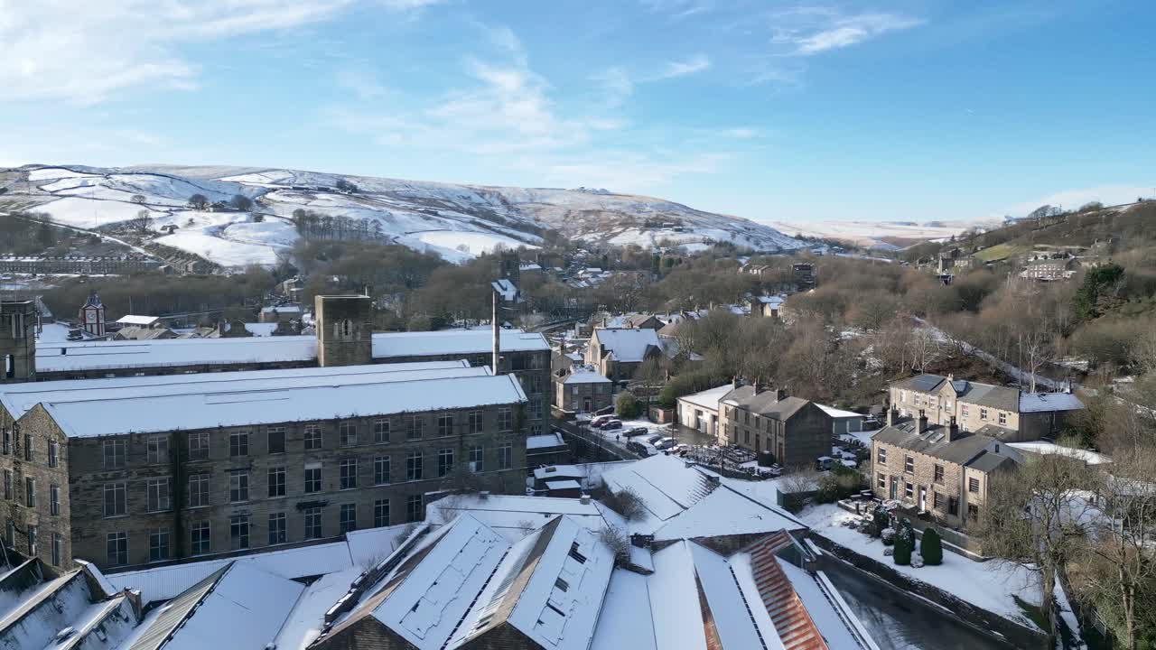 차가운 눈 덮인 겨울 영화 같은 공중 전망 도시 풍경과 눈 덮인 지붕 꼭대기 파노라마 4k 마스덴 마을 웨스트 요크셔, 엔드랜드
