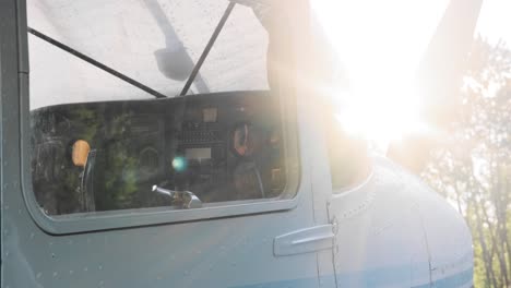 Wunderschöne-Sonnenbeschienene-Aufnahme-Des-Cockpits-Eines-Wasserflugzeugs-In-Cottage-Country