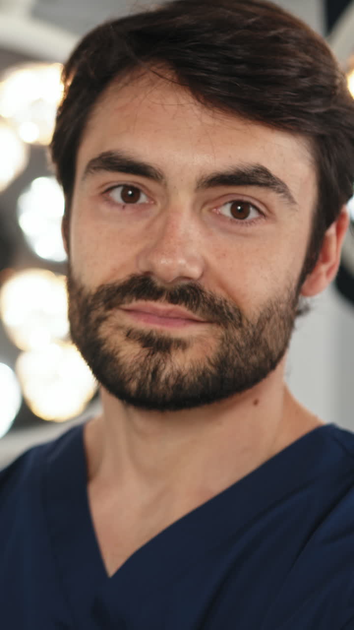 Video verticale di un uomo in camice blu