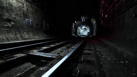 tunnel ferroviaire vide près de la gare souterraine