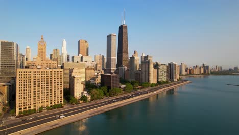 Concurrida-Calle-De-Tráfico-Junto-Al-Lago-Michigan-Con-El-Horizonte-De-Chicago