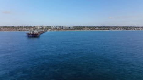 vuelo de bajo nivel sobre el océano en la costa en oceanside, ca
