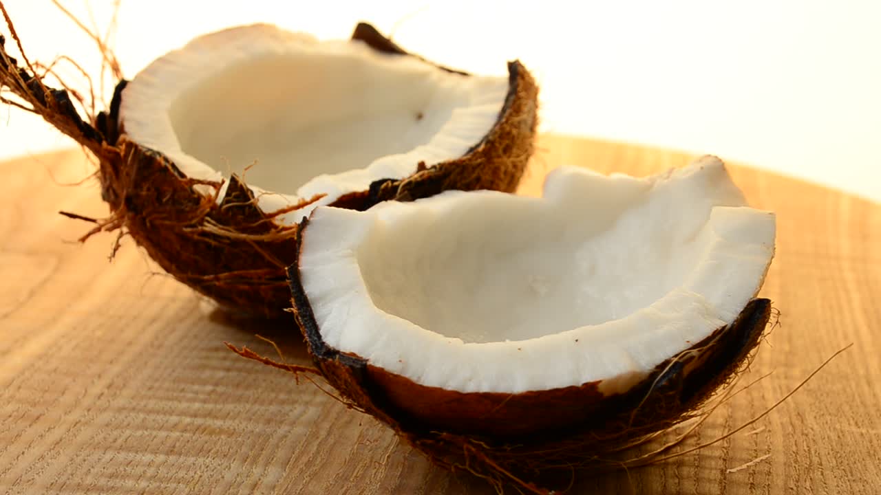Filmagem de coco. Coco em corte, suco.
