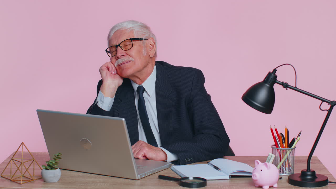 생각과 추측에서 고위 사업가, 으로 바라보고, 꿈꾸고, 즐거운 것을 상상합니다.