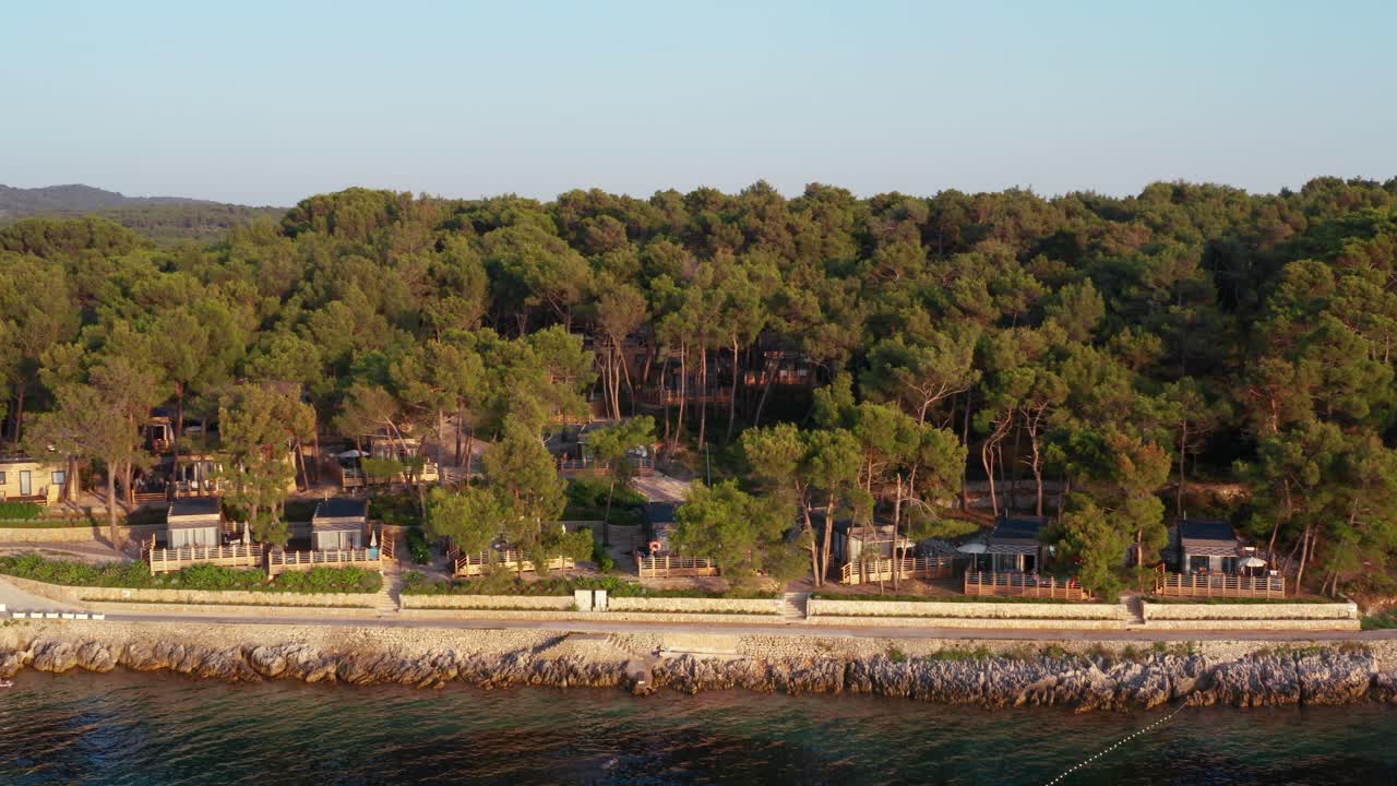 tiro bajo aéreo de casas de madera en un camping de la costa mediterránea de mali losinj