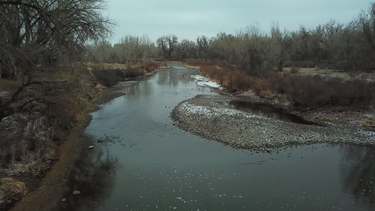 Luftfoto fra sen efterår af den lavvandede South Platte River under stille daggry