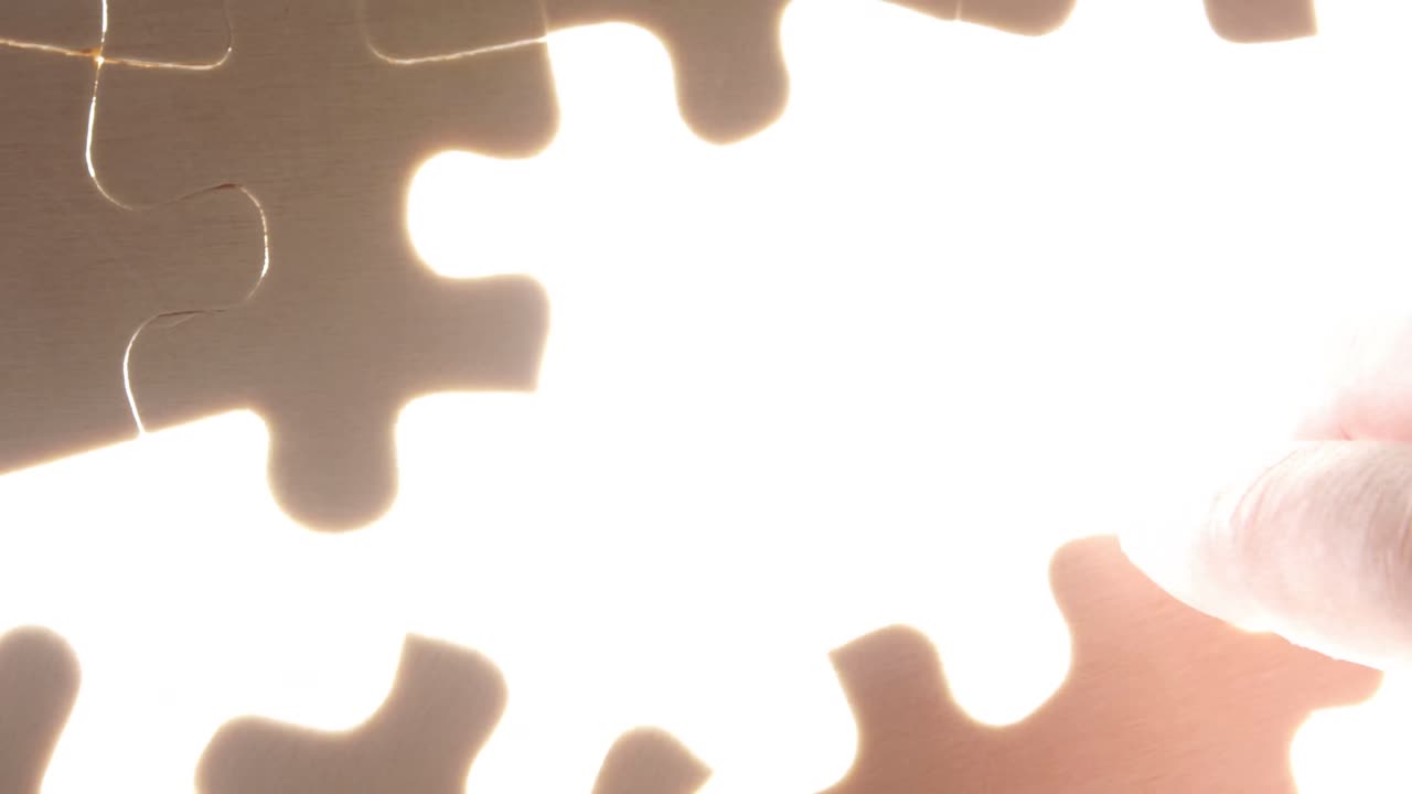 퍼즐을 해결하는 사람의 손