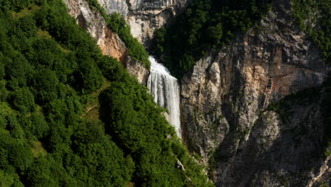 Vista-Aérea-De-La-Cascada-De-Boka-Junto-A-La-Montaña-En-Eslovenia