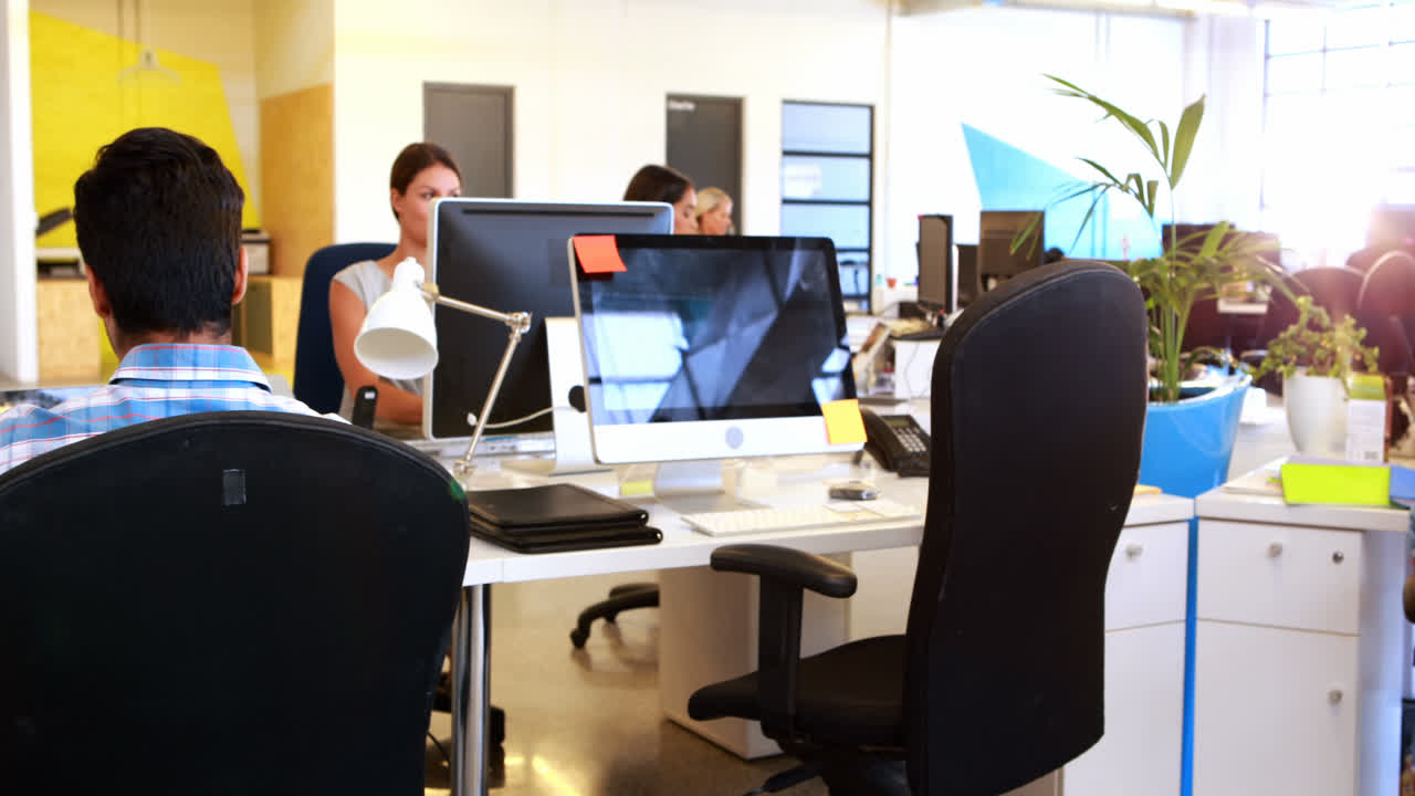 empresarios que interactúan y trabajan