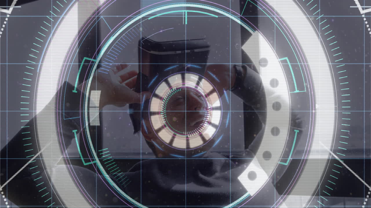 rastros de luz sobre el escáner de alcance de neón contra el hombre mayor caucásico quitando auriculares vr en la oficina