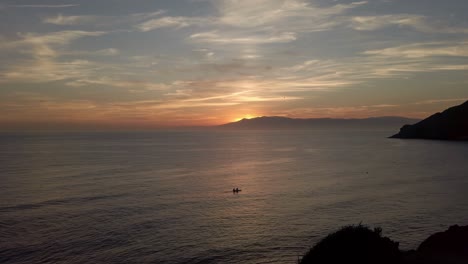 Menschen,-Die-Bei-Sonnenuntergang-Im-Alboran-Meer-Kajak-Fahren,-Gesehen-Von-Almeria,-Spanien