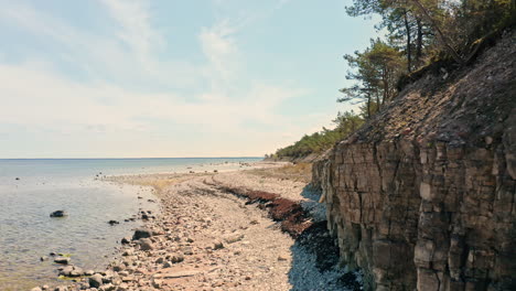 Paisaje-Rocoso-De-La-Playa-Con-Un-Acantilado-Y-Una-Playa-De-Guijarros