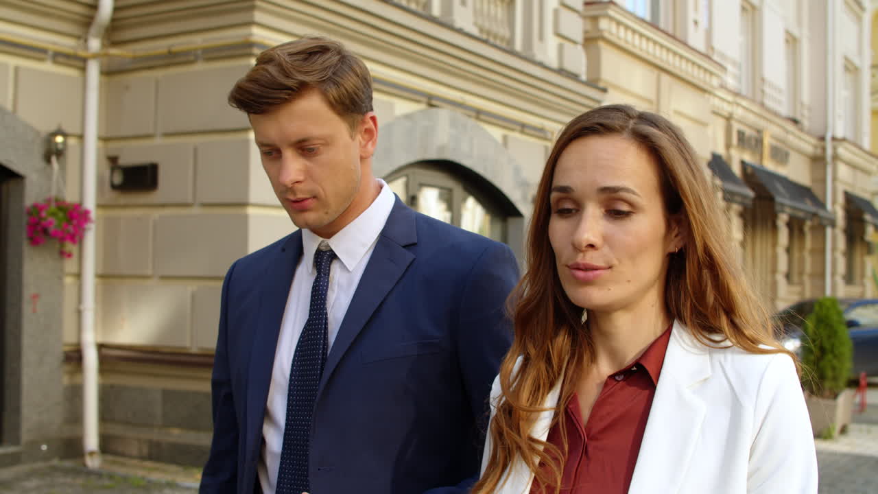 사업가 와 여성 이 일 에 대해 논의 하고 있다