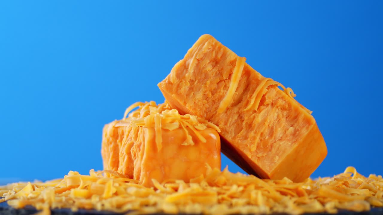 그리고 테이블 위에 은 체더 치즈가 천천히 회전합니다.