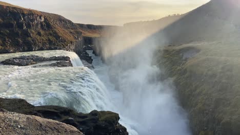 Atemberaubender-Gullfoss-Wasserfall-Unter-Einem-Malerischen-Sonnenuntergangssonnenlicht