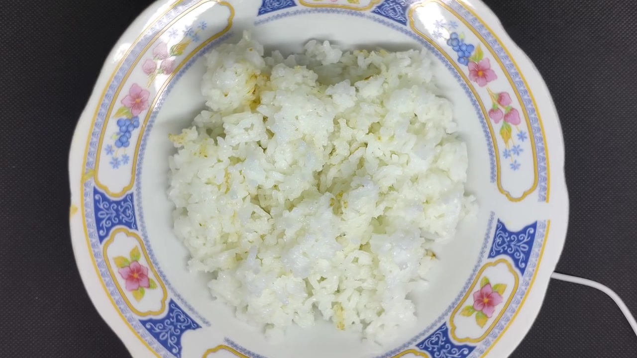 装飾的な皿に入った蒸し白米の真上からの眺め