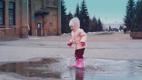 Cinemagraph-Kleines-Kind-Springt-In-Eine-Pfütze-Und-Hinterlässt-Viel-Gischt