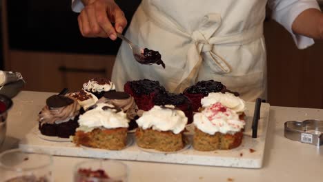 Cocinero-De-Cultivos-Untando-Mermelada-En-Pasteles-En-La-Cocina