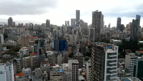 Drohne-Schoss-Die-Stadt-Beirut-Im-Libanon-Mit-Grauen,-Stürmischen-Wolken-Und-Regen