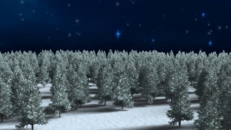 nieve cayendo sobre varios árboles en el paisaje de invierno contra estrellas brillantes en un fondo azul