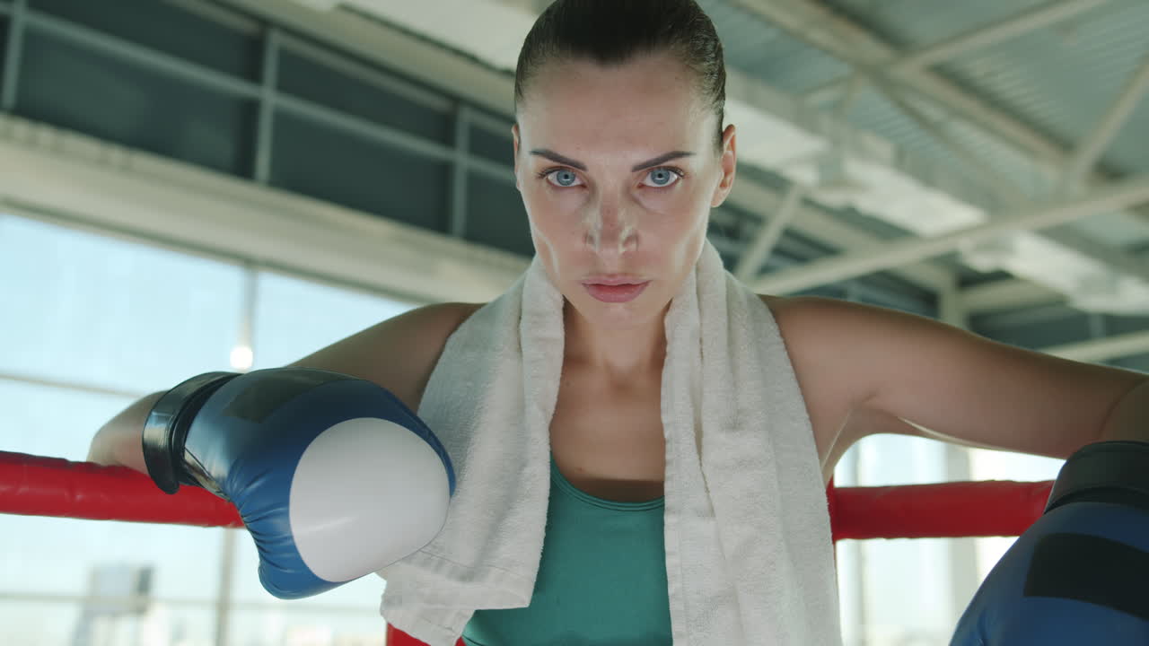 mujer boxeadora en el ring de boxeo