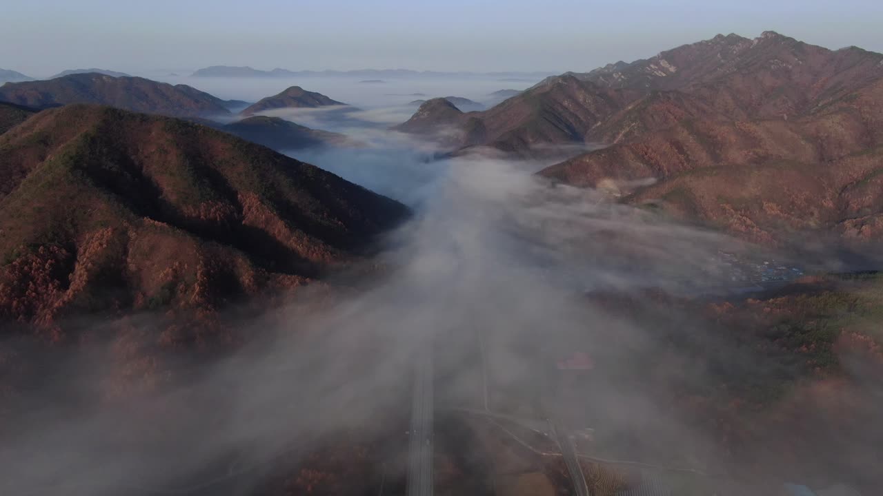 una escena de carretera de otoño brumoso
