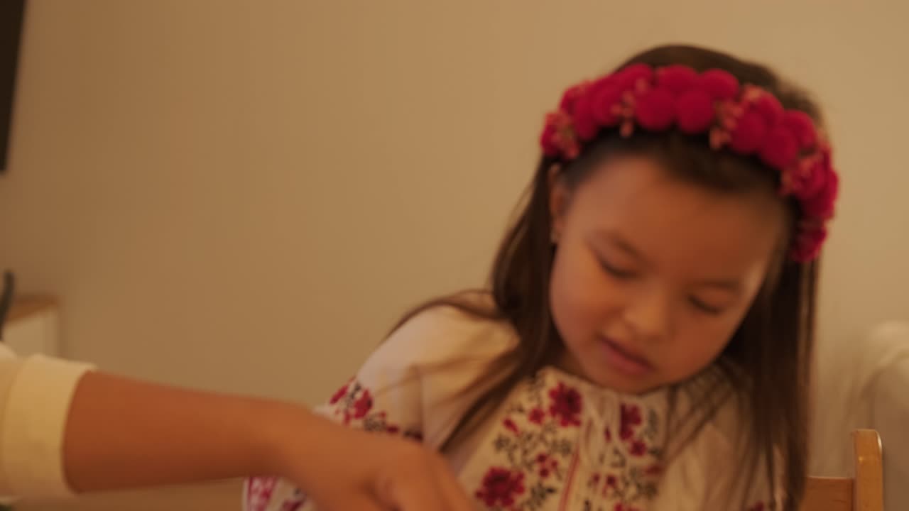 madre e hija preparándose para la celebración de navidad