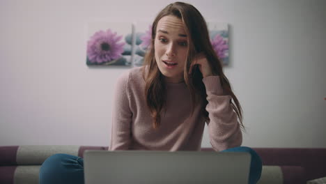 Mujer-De-Negocios-Haciendo-Videollamadas-En-Línea-En-Una-Computadora-Portátil.-Mujer-Profesional