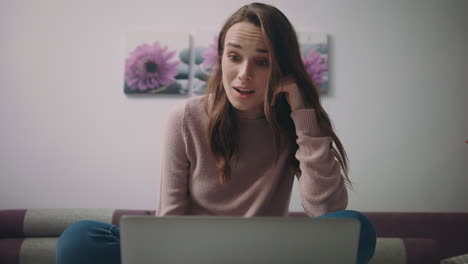 mujer de negocios haciendo una videollamada en línea en una computadora portátil. mujer profesional