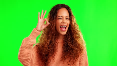 mujer feliz, sonrisa y señal de bien