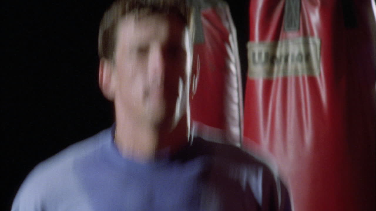 un atleta salta la cuerda en un gimnasio de boxeo