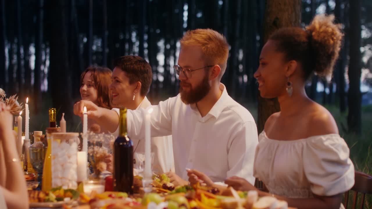 fiesta de cena de amigos en el bosque