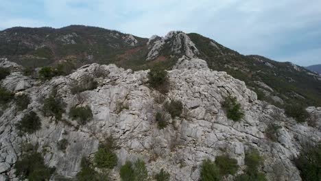 pueblo de montaña escondido detrás de la cordillera rocosa, hermoso paisaje del condado en albania