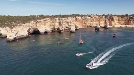 Volando-Sobre-Praia-Da-Marinha-En-Algarve,-Portugal