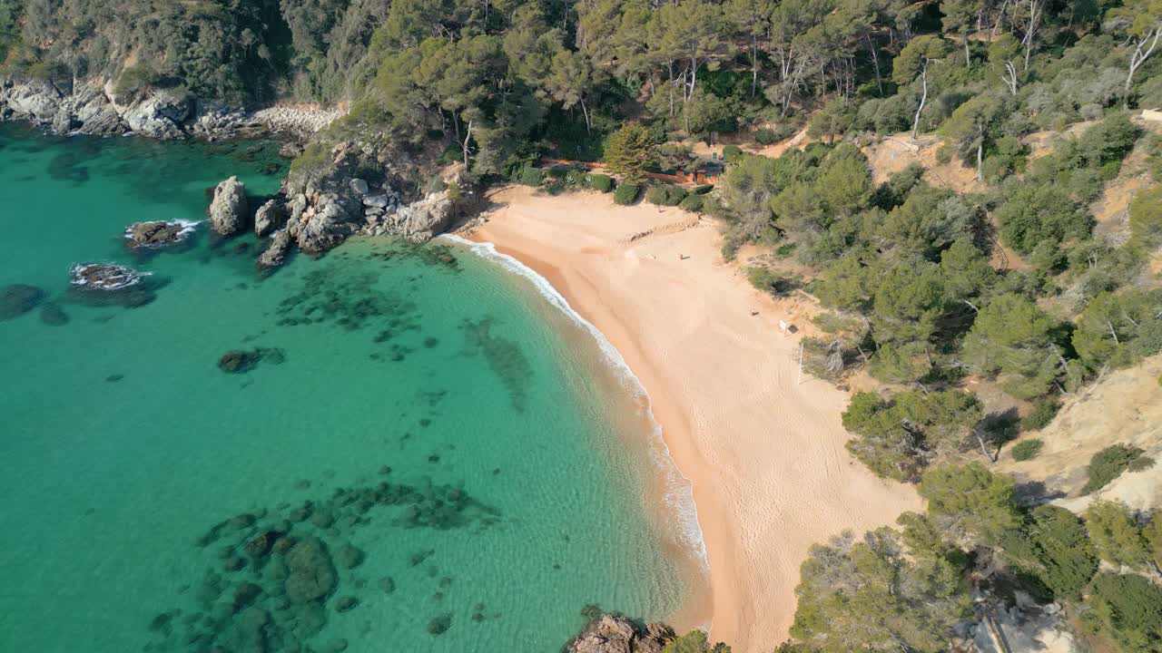 Intraprendi un viaggio sopra il paradiso mediterraneo di Lloret De Mar, dove le viste aeree svelano la bellezza delle sue acque turchesi e luoghi di lusso come Santa Cristina e Cala Treumal