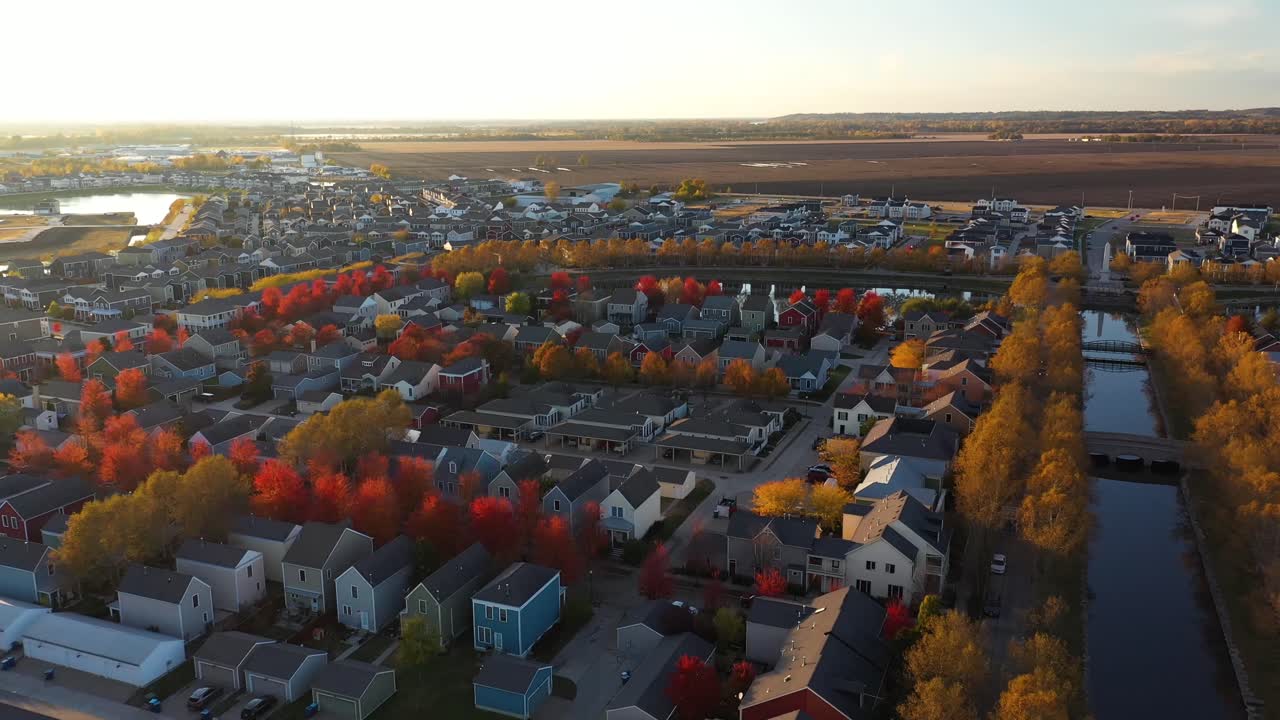 교외 일몰 국가 드론 샷 4k의 다채로운 가을 동네 주택