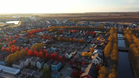 Coloridas-Casas-De-Barrio-De-Otoño-En-Los-Suburbios-Puesta-De-Sol-País-Drone-Tiro-4k