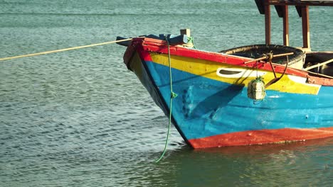 Colorido-Barco-Atado-Atracado-Cuerda-Agua-Flotante-Movimiento-Marea-Día-Soleado