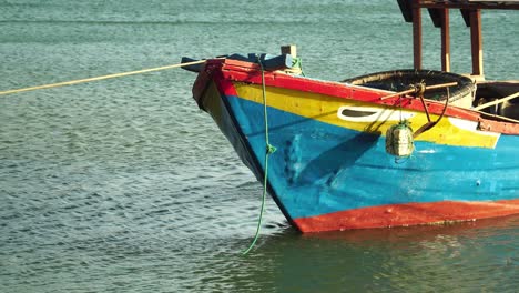 colorido barco atado atracado cuerda agua flotante marea en movimiento día soleado