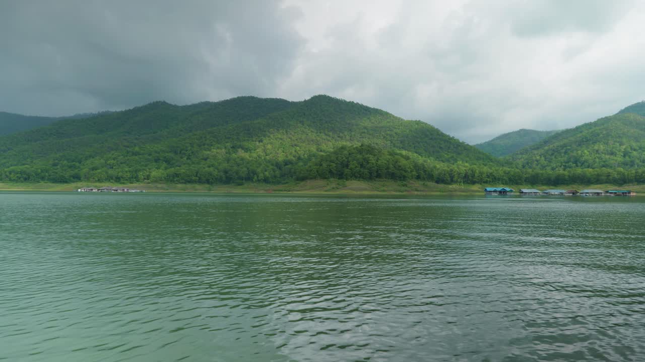 화창한 날 태국 북부 도이 사켓에 있는 매쿠앙 댐 호수의 4k 영화적 풍경 자연 파노라마 영상