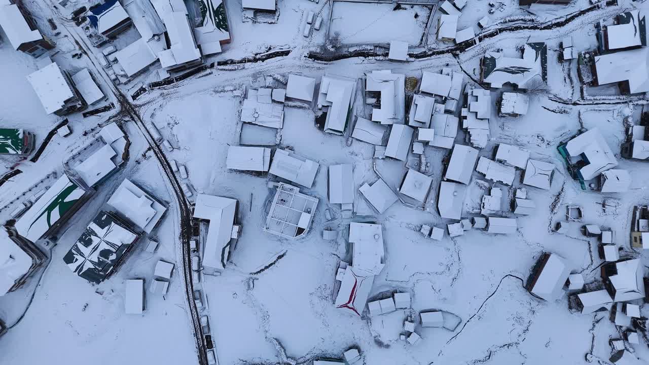 눈 인 산 마을의 공중 사진