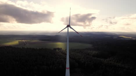 Windkraftanlagen-Bei-Wunderschönem-Sonnenuntergang