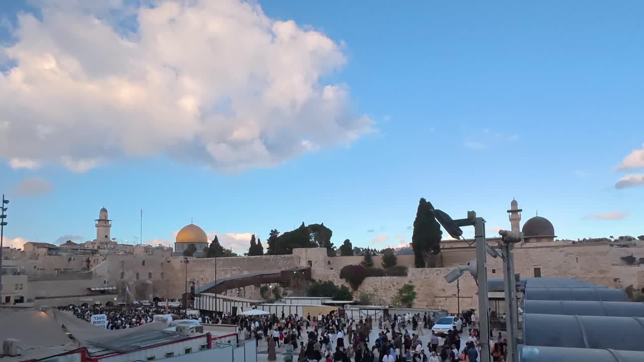 Panoramic timelapse view of the Western Wall Plaza with Dome of the Rock in Jerusalem