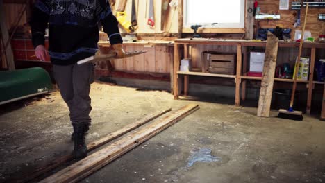 un hombre está indicando en la madera donde debe ser cortado en indre fosen, condado de trondelag, noruega - toma estática