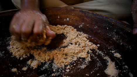 primer plano de la mano amasando masa apretada en una placa de madera
