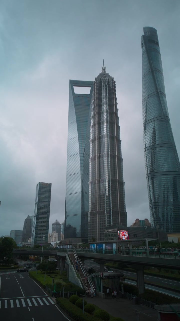 Vista Panorâmica dos Arranha-céus de Lujiazui, Xangai, em um Dia Nublado