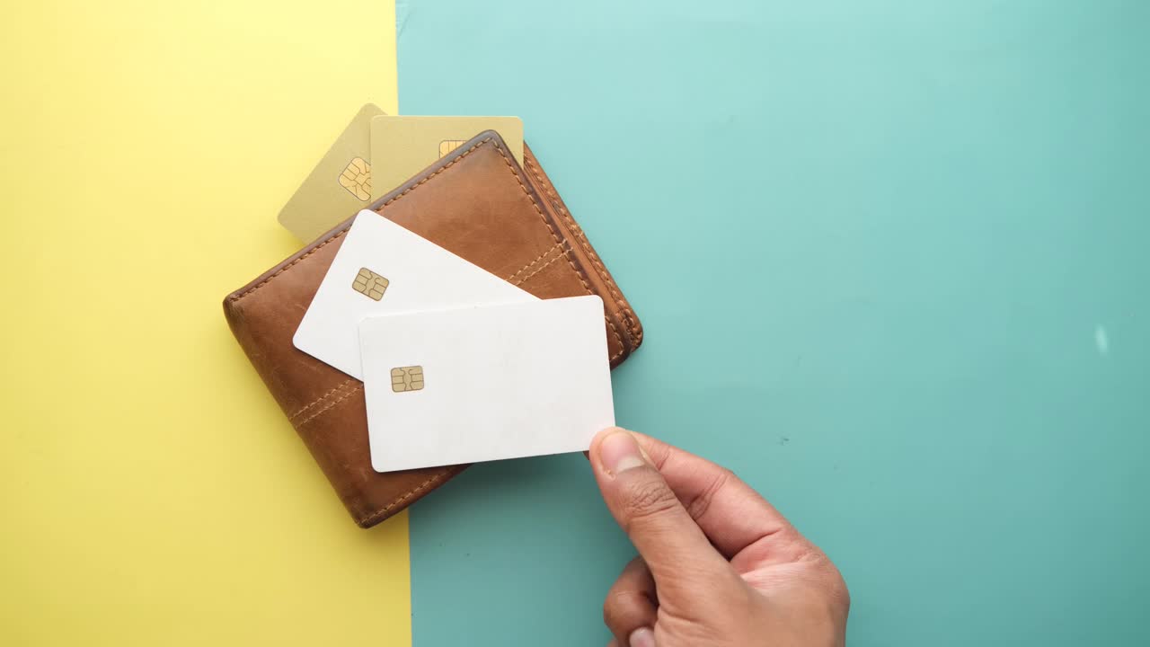 지갑 에서 신용 카드 를 들고 있는 손